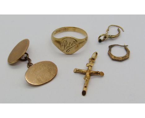 Group of 9ct jewellery to include a single cufflink, a signet ring inscribed 'Peter' to the exterior and 'Doreen' to interior