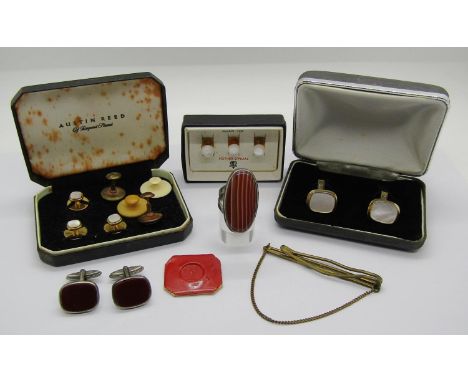 White metal banded agate dress ring, plus a pair of silver cufflinks and a selection of further cufflinks and dress studs 