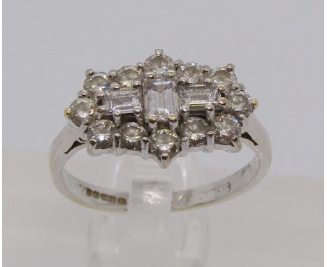 18ct vari-cut diamond cluster ring, London 1992, size H/I, 3g 