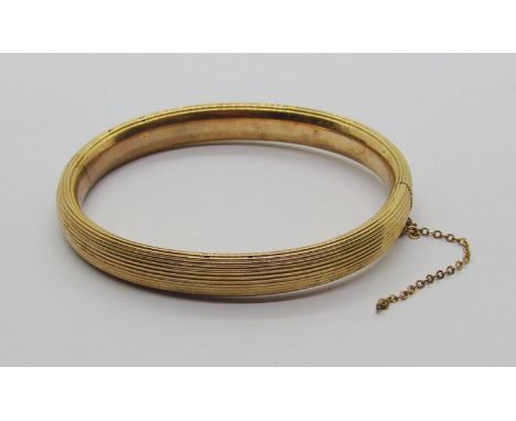 Yellow metal hinged bangle with ribbed finish, 13.6g 