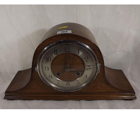 An oak cased mantel clock, Arabic numerals with pendulum and key - Est £20 - £30