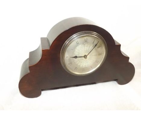 A mantel clock, the silvered dial with Roman numerals, key wind mechanism - Est £20 - £30
