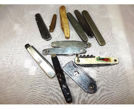 A quantity of vintage pens and fruit knives to include a Victorian silver bladed fruit knife with Mother of Pearl handle - Es