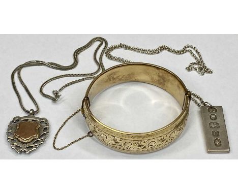 EARLY 20TH CENTURY &amp; LATER JEWELLERY - 3 items to include a Birmingham 1909 bicolour fob on silver necklace chain, 1977 L