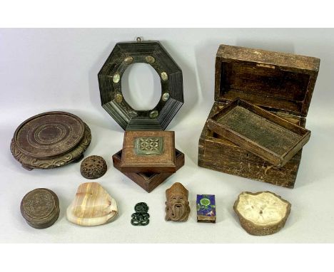 AN OVAL HORN SNUFF BOX &amp; COVER - 19th century, the cover carved with armorial crest, 10 x 8cms, square mahogany box, the 