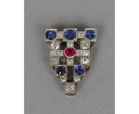 An Art Deco diamond, sapphire and ruby set white metal clip
Of pierced stepped rectangular form.  3 cms wide. CONDITION REPOR