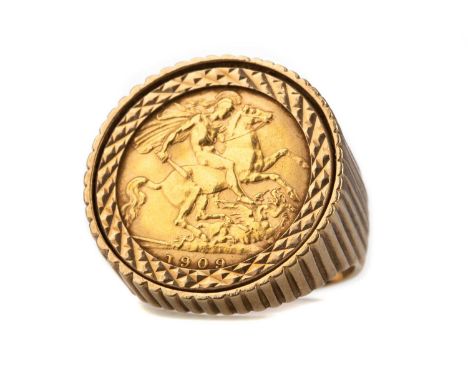 EDWARD VII GOLD HALF SOVEREIGN RING DATED 1909,to a nine carat gold mount, 11.1g