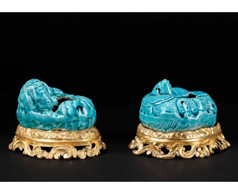TWO ORMOLU-MOUNTED TURQUOISE GLAZED INKWELLS, China, Kangxi Period (1661-1722)l max cm 9绿松石釉瓷笔洗两件，鎏金底座，中国，康熙时期（1661-1722）PROV