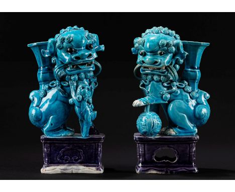 A pair of Turquese-Aubergine glazed Pho Dogs, China, Kangxi Period (1661-1722)h cm 17,6 (restorations)绿松石釉瓷祥狮一对，中国，康熙时期（1661-