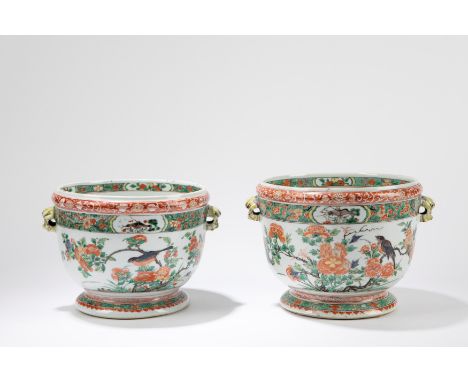 TWO FAMILLE VERTE PORCELAIN CACHEPOTS, China, Kangxi period (1661-1722)h cm 17,4 x d cm 20,5青彩陶瓷花盆两只，中国，清朝康熙时期 (1661-1722)