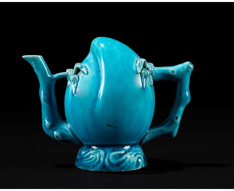 A 'Cadogan' turquoise glaze teapot, China, Kangxi Period (1661-1722)h cm 10绿松石釉瓷“Cadogan”茶壶，中国，康熙时期（1661-1722）PROVENANCELa Ga