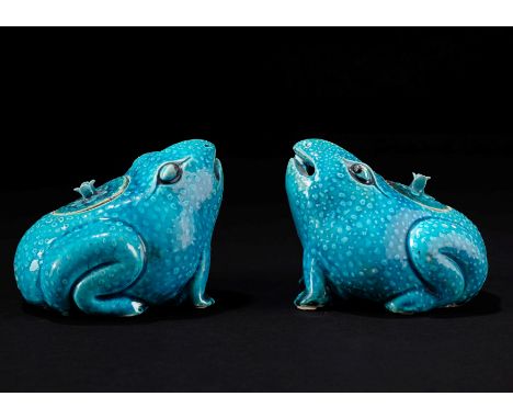 A pair of turquoise glazed models of toads, China, Kangxi period (1661-1722)l cm 9 x h cm 8,5绿松石釉带盖瓷青蛙一对，中国，康熙时期（1661-1722）PR