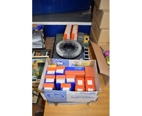 KODAK CAROUSEL SLIDE PROJECTOR, PLUS VARIOUS BOXES OF SLIDES