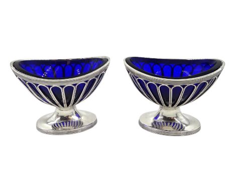 Pair of Victorian silver salts, Georgian boat shaped design by Haseler Brothers, London 1900 - Condition Report Weighable sil