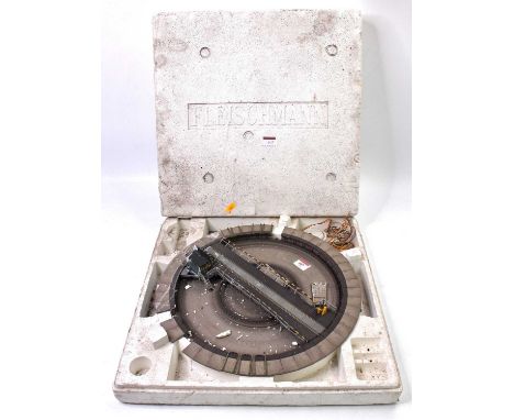 Fleischmann electrically operated turntable. Very dirty and in need of renovation. Polystyrene inner packaging no outer box.