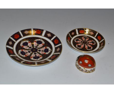 A Royal Crown derby paperweight Ladybird; a Royal Crown Derby 1128 trinket tray ; etc (3)