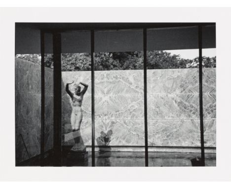 (See below for english version)Barcelona Pavillon Mies van der Rohe. 19893 S/W-Fotografien. Jeweils ca. 21,5&nbsp;×&nbsp;29,7