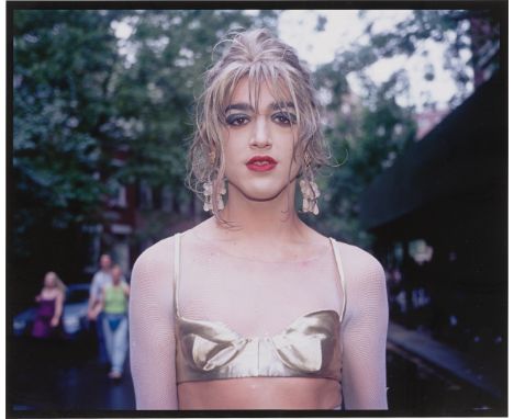 (See below for english version)„Jimmy Paulette after the Parade, NYC“. 1991C-Print. 50,7&nbsp;×&nbsp;61&nbsp;cm ( 20&nbsp;×&n