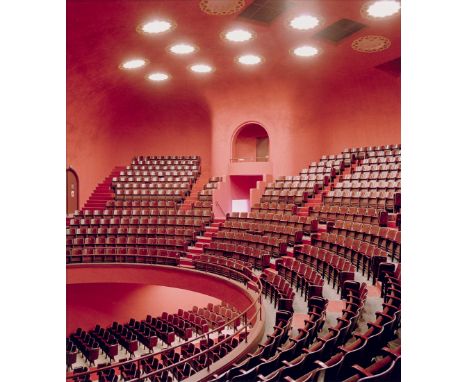 (See below for english version)„Bourse du Travail Calais 2001“. 2001C-Print auf Papier. 30&nbsp;×&nbsp;23,9&nbsp;cm ( 11&nbsp