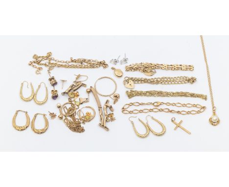 Selection of 9ct Gold Jewellery and an 18ct Gold Bracelet.
Some of the Jewellery is broken and odd pieces of 9ct Gold.&nbsp;
