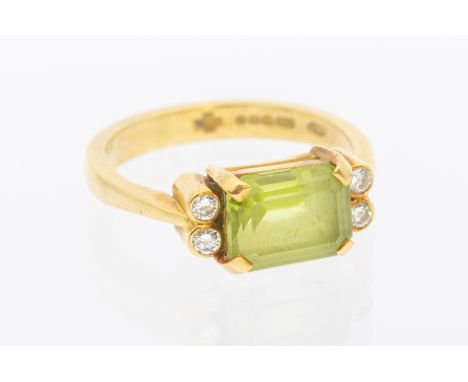 18ct Gold Peridot & Diamond Ring The Ring contains an Emerald Cut shaped Peridot that measures approx. 8.5cm in length and ap