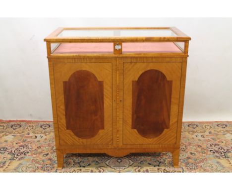 Good quality modern bespoke satinwood and chequer-inlaid display cabinet, with glazed table top with hinged cover enclosed be