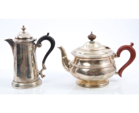 1920s silver teapot of compressed baluster form, with hinged domed cover and scroll handle, on circular domed foot (Birmingha