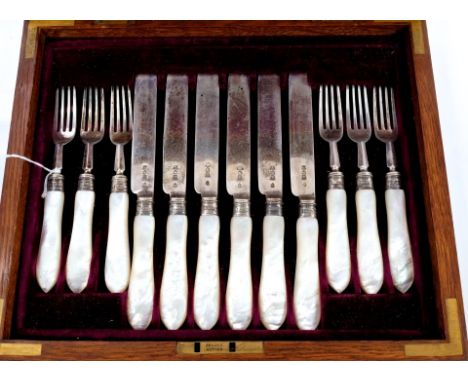 Set of six pairs of Edwardian silver fruit knives with mother of pearl handles, in a fitted case (London 1904), William Hutto