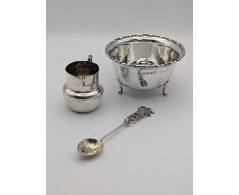 Silver items to include a silver bowl made by Adie Brothers Ltd with an everted rim on three claw feet along with a small sil
