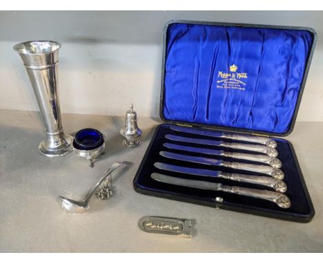 Small silver items to include a cased set of six knives, a vase, two salt cellars, a money clip and other items, 81.2g of wei