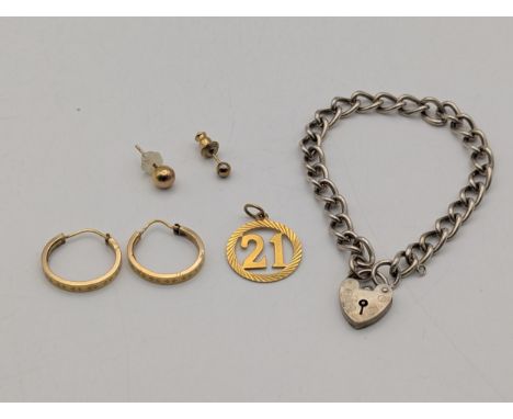 A mixed lot of ladies jewellery to include a pair of 9ct yellow gold hoop earrings with an engraved design, a 9ct yellow gold