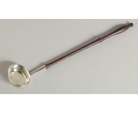 A GEORGE III SCOTTISH SILVER PUNCH LADLE. Circa., Glasgow 1783.  Maker mark stuck twice, T &amp; H.