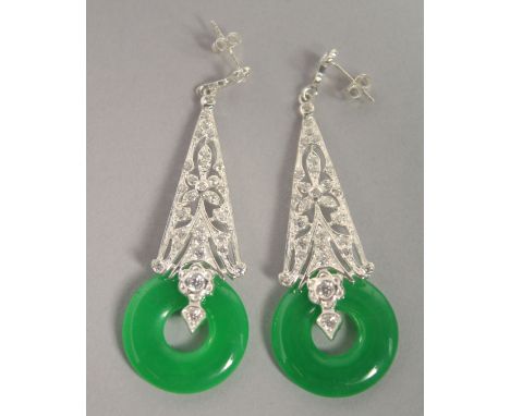 A PAIR OF SILVER AND JADE ART DECO DESIGN DROP EARRINGS