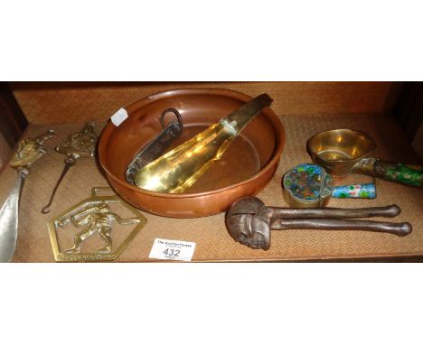 Horse brass, shoehorns, skull nutcrackers, small brass dishes with enamel handles
