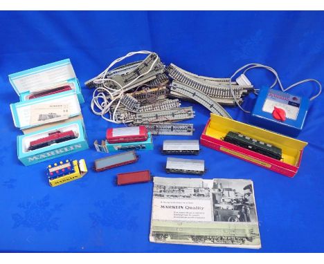 A COLLECTION OF 1960S MARKLIN HO GAUGE RAILWAY rolling stock and accessories including 3072 diesel-hydraulic locomotive (boxe