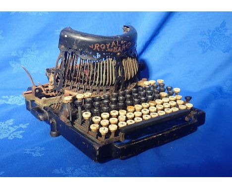 A 1930S 'ROYAL BAR-LOCK' TYPEWRITER 