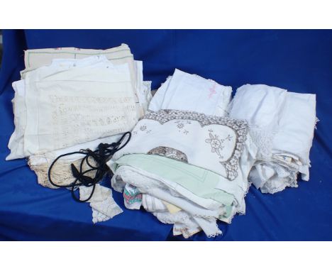 A QUANTITY OF VINTAGE LINENS 