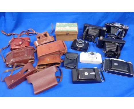 A COLLECTION OF VINTAGE CAMERAS INCLUDING AN ILFORD ADVOCATE and others