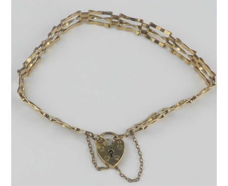 A 9ct gold three bar dainty gate bracelet united with a 9ct gold heart-shaped padlock clasp, length approx. 15cm, approx. 3.6