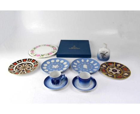 A small mixed lot of ceramics comprising Royal Crown Derby 'Caverswall' gilt-heightened cabinet plate by R. E. Prince, a furt