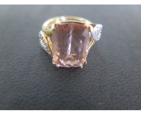 A 9ct yellow gold ring with large rectangular cut morganite to shoulder - ring size O - approx weight 6.6 grams - some light 