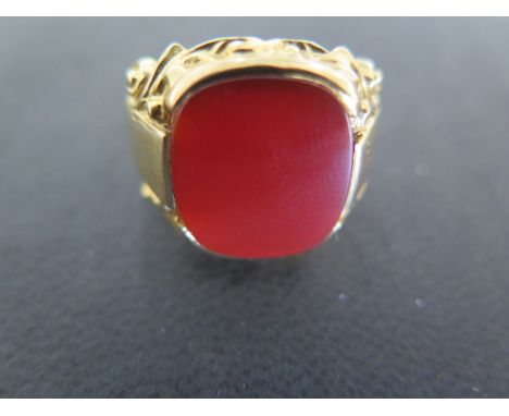 A gents 9ct yellow gold signet ring size U - approx weight 8.5 grams - light scratches and usage wear