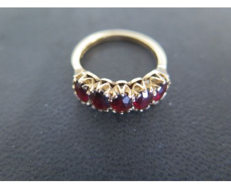 A 9ct yellow gold garnet ring - approx weight 3.4 grams - ring size P/Q - Light surface scratches, usage wear