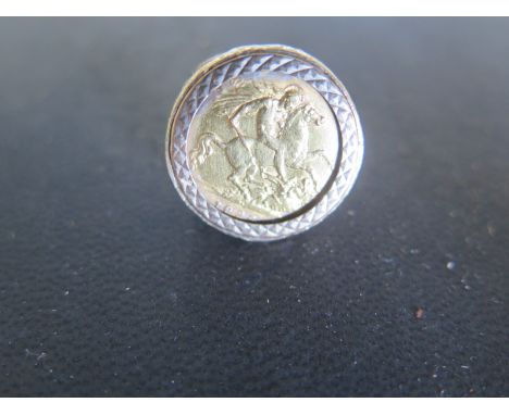 A gents half Sovereign ring 1925 George V - approx weight 8.5 grams - ring size Q - light surface scratches and usage wear