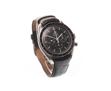 GENTLEMAN'S OMEGA SPEEDMASTER PROFESSIONAL STAINLESS STEEL MANUAL WIND WRIST WATCH, c. 1971, the round black dial with lume b