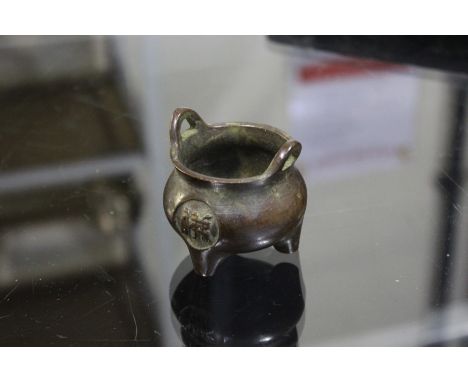 Small Chinese bronze ting, 5.5cm high