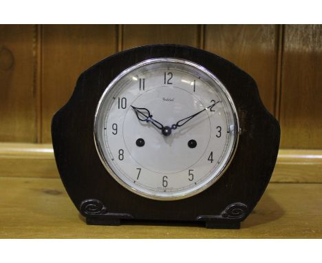 Federal oak cased mantel clock, the silvered dial with Arabic numerals, Smiths movement, 25cm wide