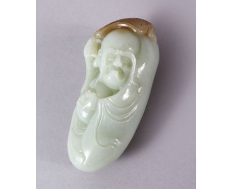 A CHINESE CARVED JADE FIGURE / PENDANT OF AN IMMORTAL, holding an object and a fan above his head, 9cm