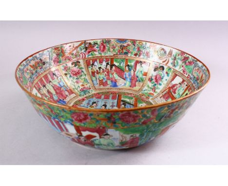 A FINE 18TH / 19TH CENTURY CHINESE CANTON FAMILLE ROSE PORCELAIN BASIN / BOWL, the bowl decorated with panels of figures inte