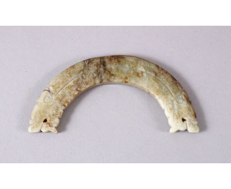 A CHINESE CARVED JADE HUANG TWIN DRAGON PENDANT, 9CM.